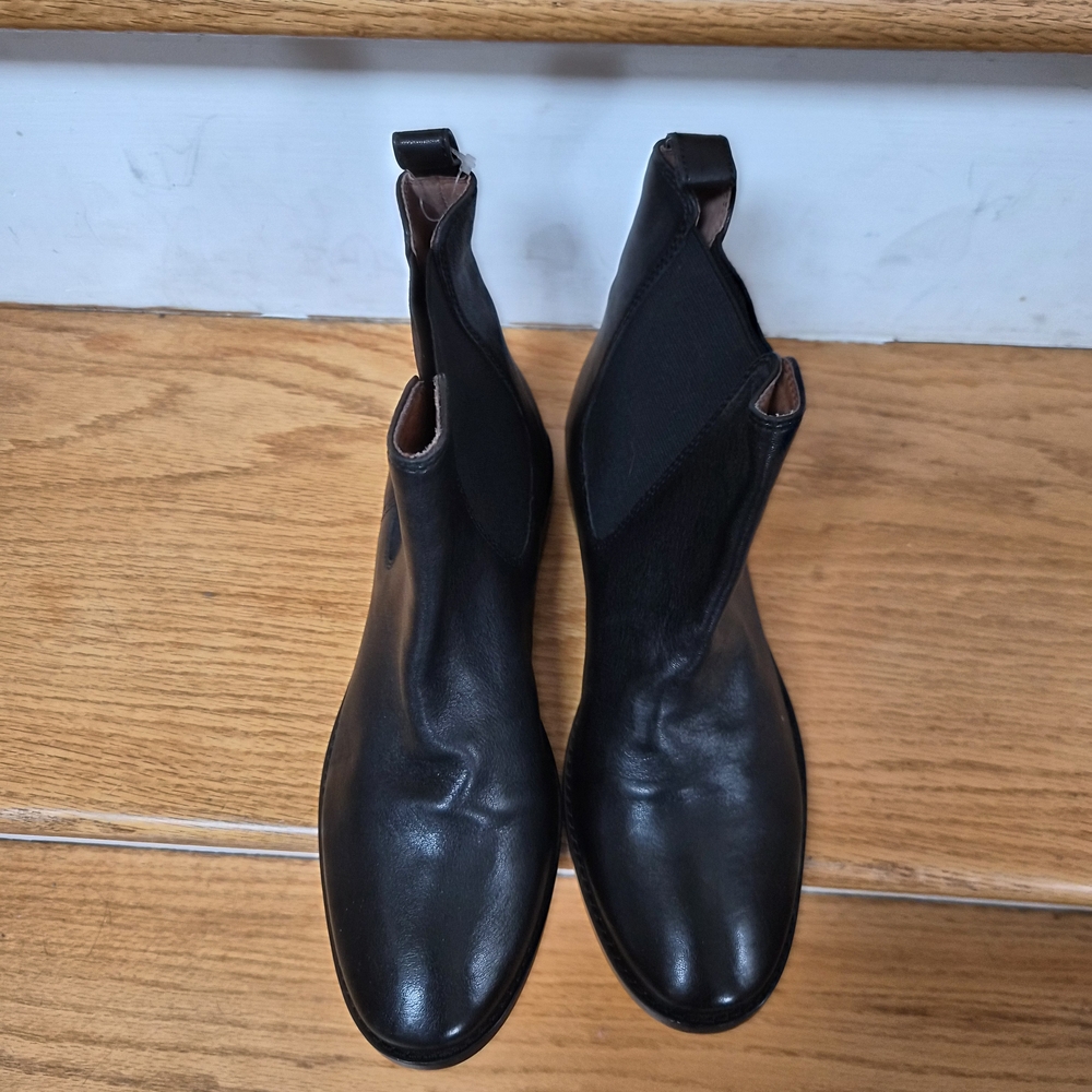 FRYE AND CO. Sleek Black Leather Booties